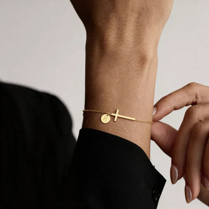 Armband med initial och kors
