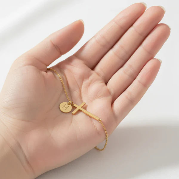 Armband med initial och kors