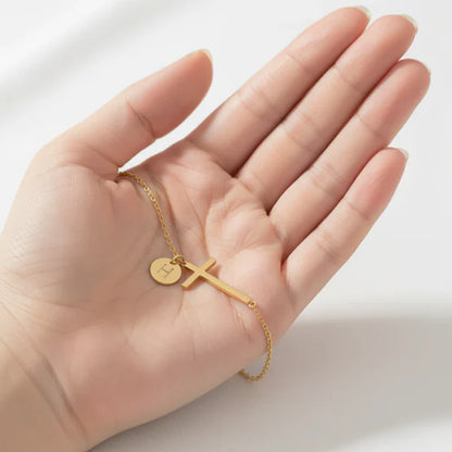 Armband med initial och kors