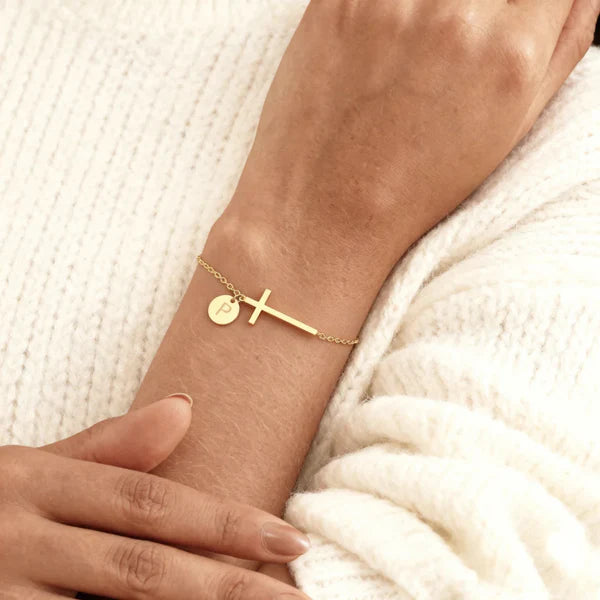 Armband med initial och kors