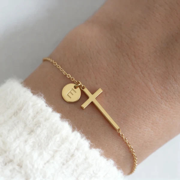 Armband med initial och kors