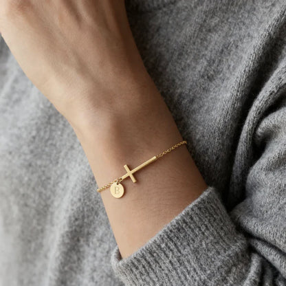 Armband med initial och kors