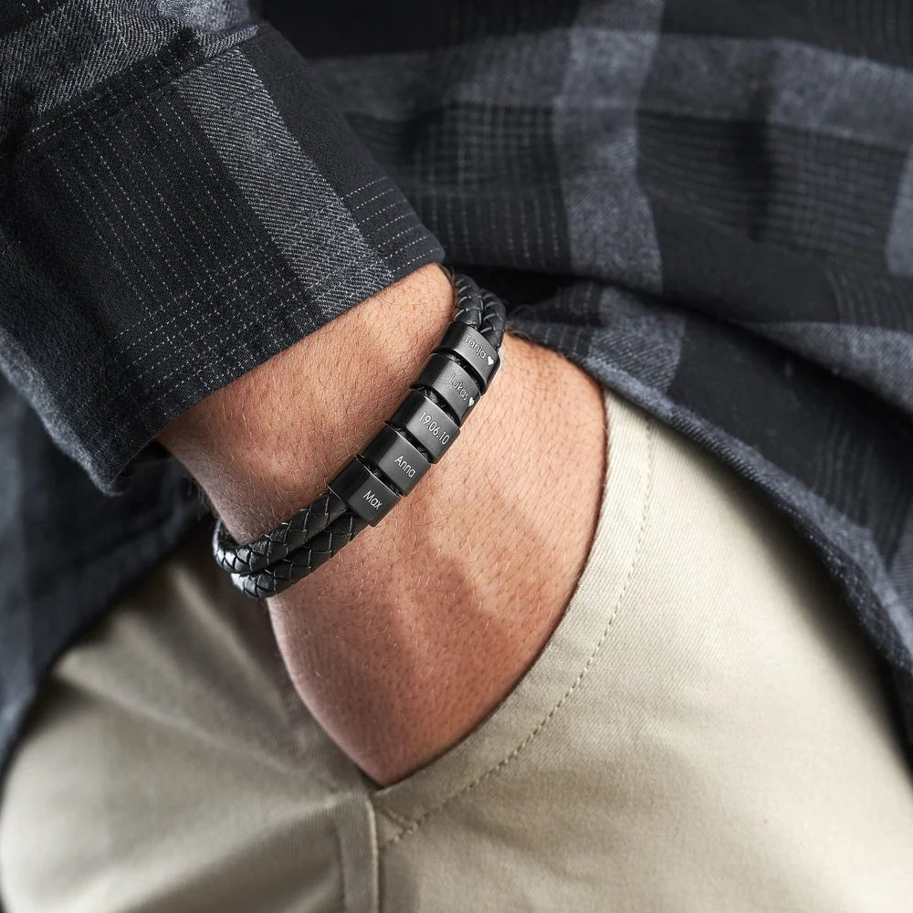 Läderarmband med graverade pärlor