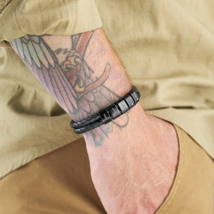 Läderarmband med graverade pärlor