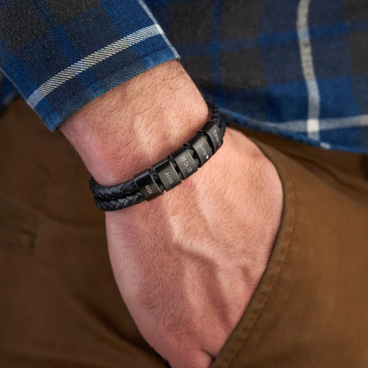 Läderarmband med graverade pärlor